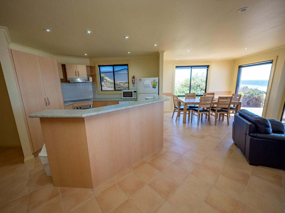 Cliff House Beachfront Villas Мунта Экстерьер фото