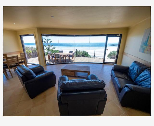 Cliff House Beachfront Villas Мунта Экстерьер фото