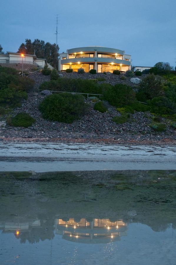 Cliff House Beachfront Villas Мунта Экстерьер фото